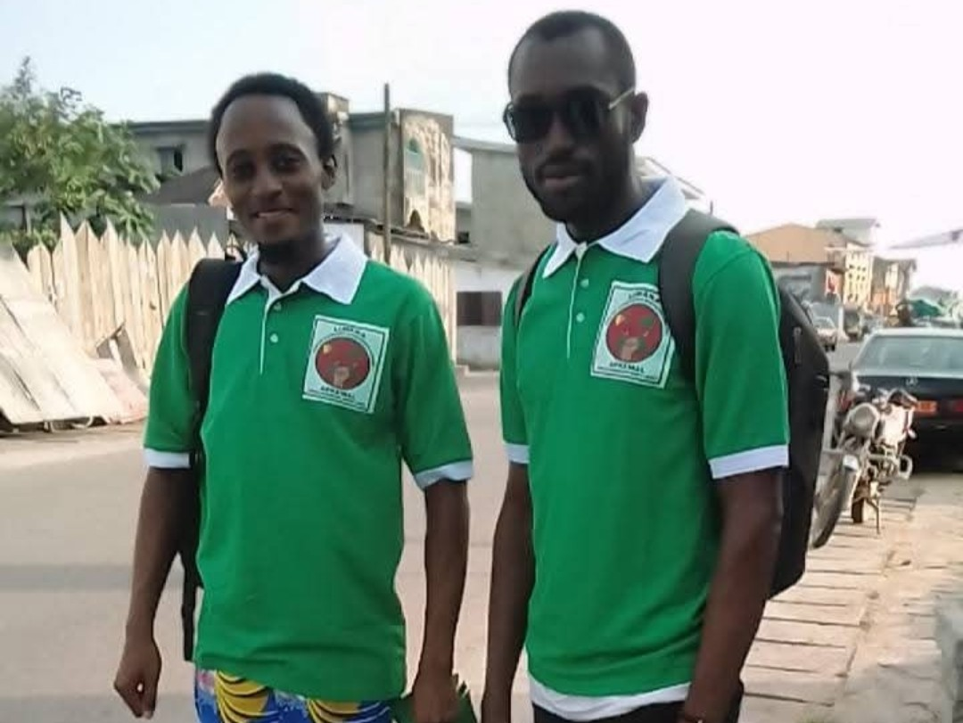 Distribution des tracts dans les rues de Douala par les cadres de la LIMARA